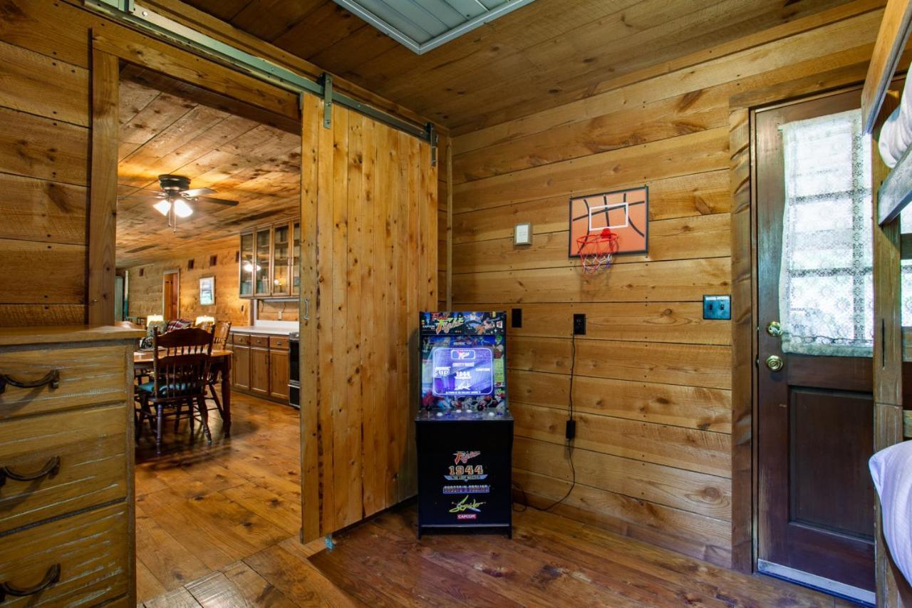 Forest Home Hot Tub Fire Pit Pool Table Пиджен-Фордж Экстерьер фото